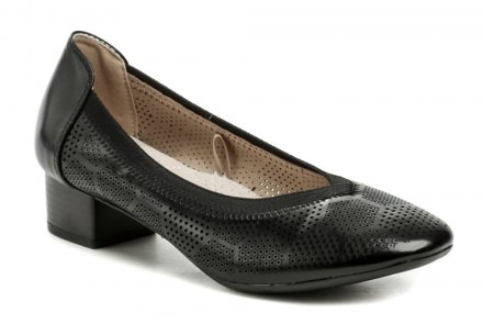 Dámska celoročná vychádzková obuv na nízkom podpätku, vyrobená z kombinácie syntetickej a prírodnej kože.