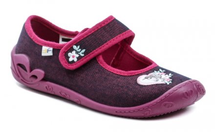 Detská letná vychádzková a rekreačná voľnočasová obuv, vyrobená z textilného materiálu s koženou stielkou.