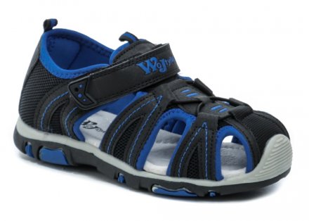 Detská letná rekreačná obuv so zapínaním na opasok so suchým zipsom cez priehlavok. Obuv je vyrobená zo syntetickej kože v kombinácii textilom. Stielka obuvi je z prírodnej kože.