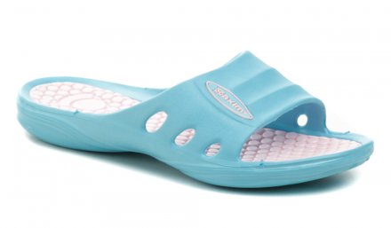 Dámska letná rekreačná nazúvacia plážová obuv, vyrobená zo syntetického materiálu.