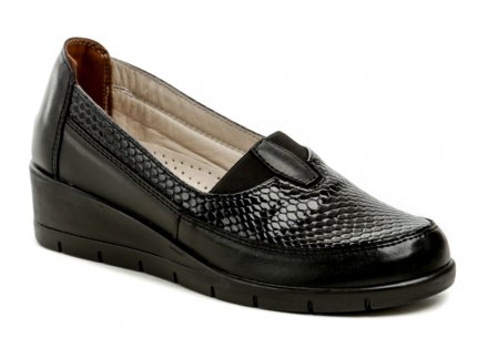 Dámska celoročná vychádzková obuv typu mokasíny, vyrobená z kombinácie pravej prírodnej a syntetickej kože
