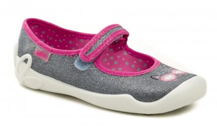 Detská letná rekreačná voľnočasová a prezuvková obuv so zapínaním na suchý zips, vyrobená z textilného materiálu.