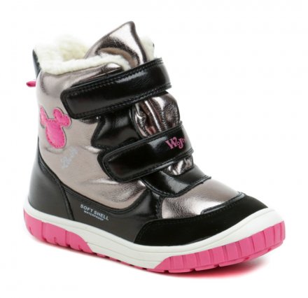 Detská zimná členková obuv so zalepovaním na suchý zips, vyrobená zo syntetického a textilného materiálu a vo vnútri vybavená chlpatou textilnou podšívkou.