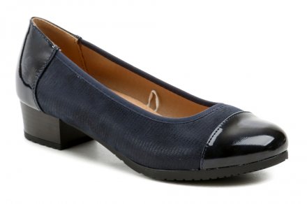 Dámska celoročná vychádzková obuv na stabilnom podpätku, vyrobená z kombinácie syntetickej a prírodnej kože.
