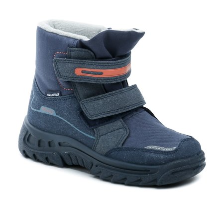 Detská zimná vychádzková členková obuv so zapínaním na suchý zips, vyrobená z kombinácie syntetického a textilného materiálu s povrchovou úpravou WATERPROOF.