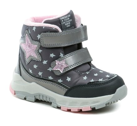 Detská zimná vychádzková členková obuv so zapínaním na 2 suché zipsy. Obuv je vyrobená z kombinácie syntetického a textilného materiálu, vyteplená jemným semišovým materiálom.