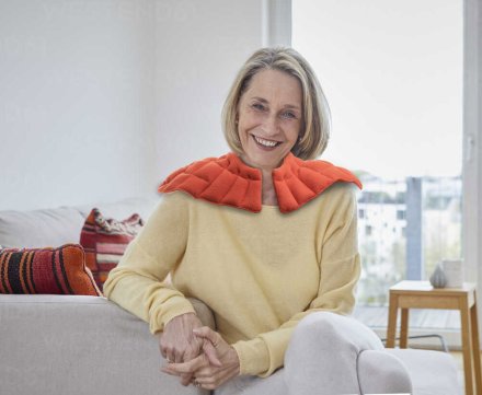 Doprajte si úľavu a relaxáciu s nahrievacím ramenným golierom plneným prosom s prídavkom levandule. Tento praktický pomocník je ideálny na uvoľnenie stuhnutých svalov v oblasti šije, ramien a hornej časti chrbta. Príjemné teplo v kombinácii s jemnou levanduľovou vôňou pomáha zmierniť napätie, stres aj únavu po náročnom dni.