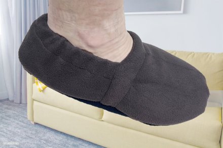 Nahrievacia obuv s prírodnou náplňou z prosa a levandule je ideálnym riešením na prehriatie studených nôh a celkovú relaxáciu. Príjemné suché teplo pomáha uvoľniť chodidlá, podporuje prekrvenie a prináša pocit pohodlia najmä počas chladných dní alebo po dlhom státí či chôdzi.