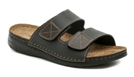 Pánska letná vychádzková obuv typu nazúvaky s nastaviteľnými pásikmi so suchým zipsom. Obuv je vyrobená z kombinácie pravej prírodnej kože a textilného a syntetického materiálu.