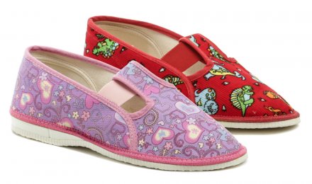 Dívčí celoroční domácí a přezůvková obuv, vyrobená z textilního materiálu.
