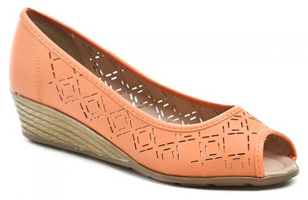 Dámská letní vycházková obuv na klínku s volnou špicí, vyrobená ze syntetického materiálu.