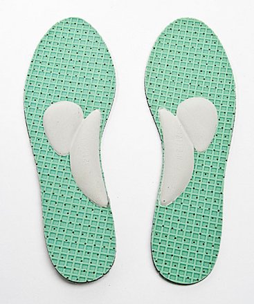 Dámské stélky pro vložení do obuvi s ortoklenkem, vyrobená z kombinace syntetického pěnového materiálu s textilním materiálem. 