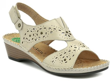 Dámská letní vycházková nazouvací obuv na klínku, vyrobená z pravé přírodní kůže.