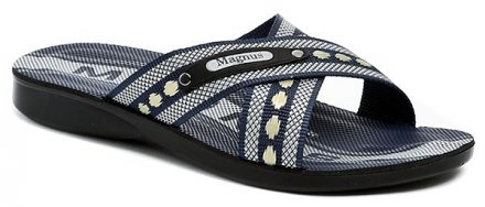 Pánská letní rekreační nazouvací obuv s překříženými nártovými pásky, vyrobená z textilního materiálu.