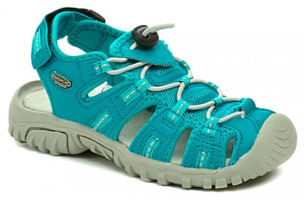 Dětská letní vycházková a rekreační sandálová obuv se zapínáním na pásek kolem paty suchým zipem, vyrobená z kombinace syntetického a textilního materiálu.