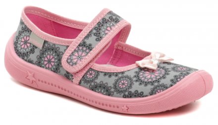 Detská letná vychádzková a rekreačná voľnočasová obuv vhodná aj ako prezuvky so zapínaním na suchý zips, vyrobená z textilného materiálu s koženou stielkou.