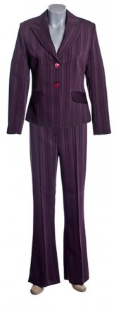 Dámsky fialový celoročný kostým, ktorý tvorí sako, sukňa a kalhoty.