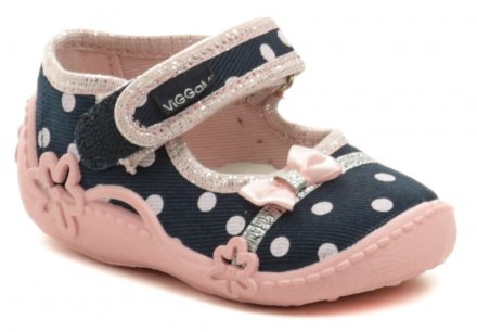 Detská letná vychádzková a rekreačná voľnočasová obuv so zapínaním na suchý zips, vyrobená z textilného materiálu s koženou stielkou s podporou pozdĺžnej klenby.