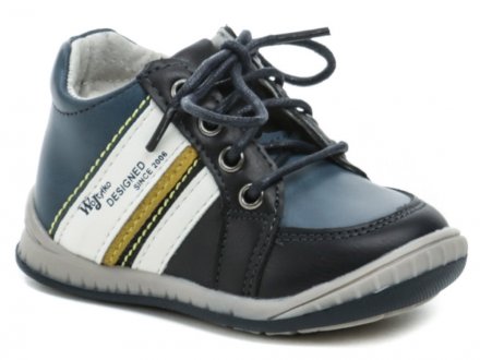 Detská celoročná vychádzková obuv na šnurovanie, vyrobená zo syntetickej kože na zvršku a vnútri kompletne z prírodnej kože.