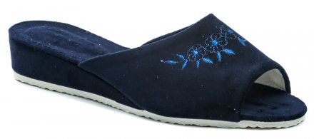 Dámska celoročná domáca prezúvková žabky s voľnou špicou na kline, vyrobená z textilného materiálu.