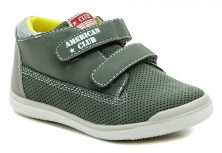 Detská celoročná vychádzková obuv so zapínaním na suchý zips. Obuv je vyrobená zo syntetického materiálu.