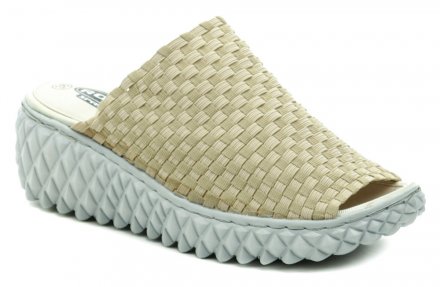 Dámska letná vychádzková a ľahká rekreačná gumičkový obuv na miernom kline, vyrobená z textilného materiálu, ktorý je tvorený gumičkami.