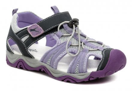 Letné vychádzková a rekreačná obuv so zapínaním na suchý zips, vyrobená z kombinácie syntetického materiálu s textilom.