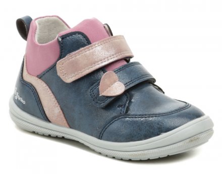 Detská celoročná  obuv so zapínaním na suchý zips, vyrobená zo syntetickej kože na zvršku a vnútri kompletne z prírodnej kože.