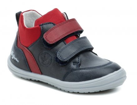 Detská celoročná rekreačná obuv so zapínaním na suchý zips, vyrobená zo syntetickej kože na zvršku a vnútri kompletne z prírodnej kože.