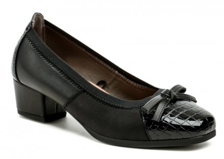 Dámska celoročná vychádzková obuv na stabilnom podpätku, vyrobená z kombinácie syntetickej a prírodnej kože.