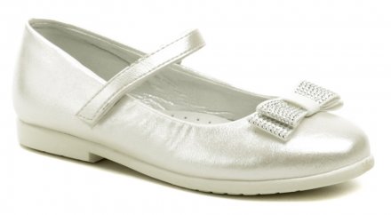 Dievčenská letná rekreačná obuv so zapínaním na opasok so sponou. Obuv je vyrobená zo syntetickej kože v kombinácii s prírodnou kožou na stielke.