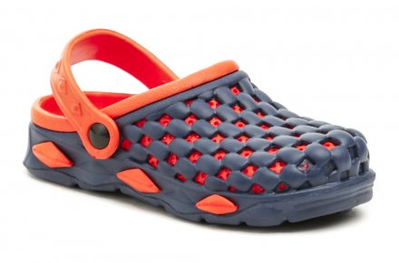 Letná nazúvacia obuv s opaskom okolo päty alebo cez priehlavok, vyrobená zo syntetického materiálu.