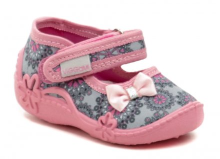Detská letná vychádzková a rekreačná voľnočasová obuv so zapínaním na suchý zips, vyrobená z textilného materiálu s koženou stielkou s podporou pozdĺžnej klenby.