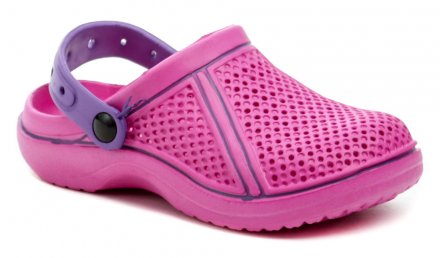 Letná nazúvacia obuv s opaskom okolo päty alebo cez priehlavok, vyrobená zo syntetického materiálu.