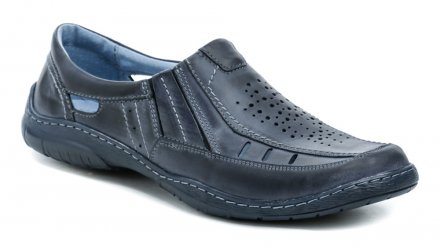 Pánska nadmerná letná vychádzková obuv typu mokasíny vyrobená z pravej prírodnej kože.