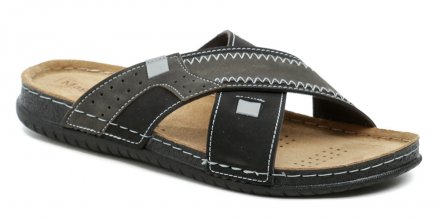 Pánska letná rekreačná nazúvacia obuv s prekríženými priehlavkovými pásikmi, vyrobená z kombinácie syntetického materiálu a prírodnej kože.