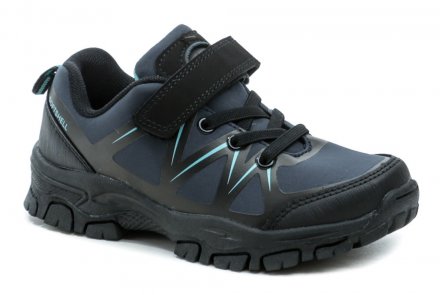 Celoročná vychádzková outdoorová obuv so zalepovaním na suchý zips, vyrobená z kombinácie syntetického materiálu s textilným SOFTSHELL materiálom.