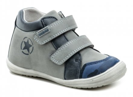 Detská celoročná vychádzková obuv so zapínaním na suchý zips, vyrobená zo syntetickej kože na zvršku a vo vnútri kompletne z prírodnej kože.
