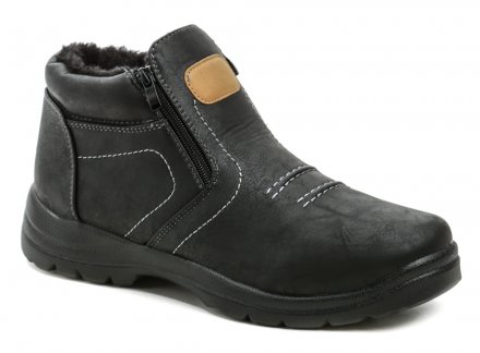 Pánska zimná vychádzková obuv so zapínaním na 2 zipsy, vyrobená zo syntetického materiálu imitujúceho kožu.